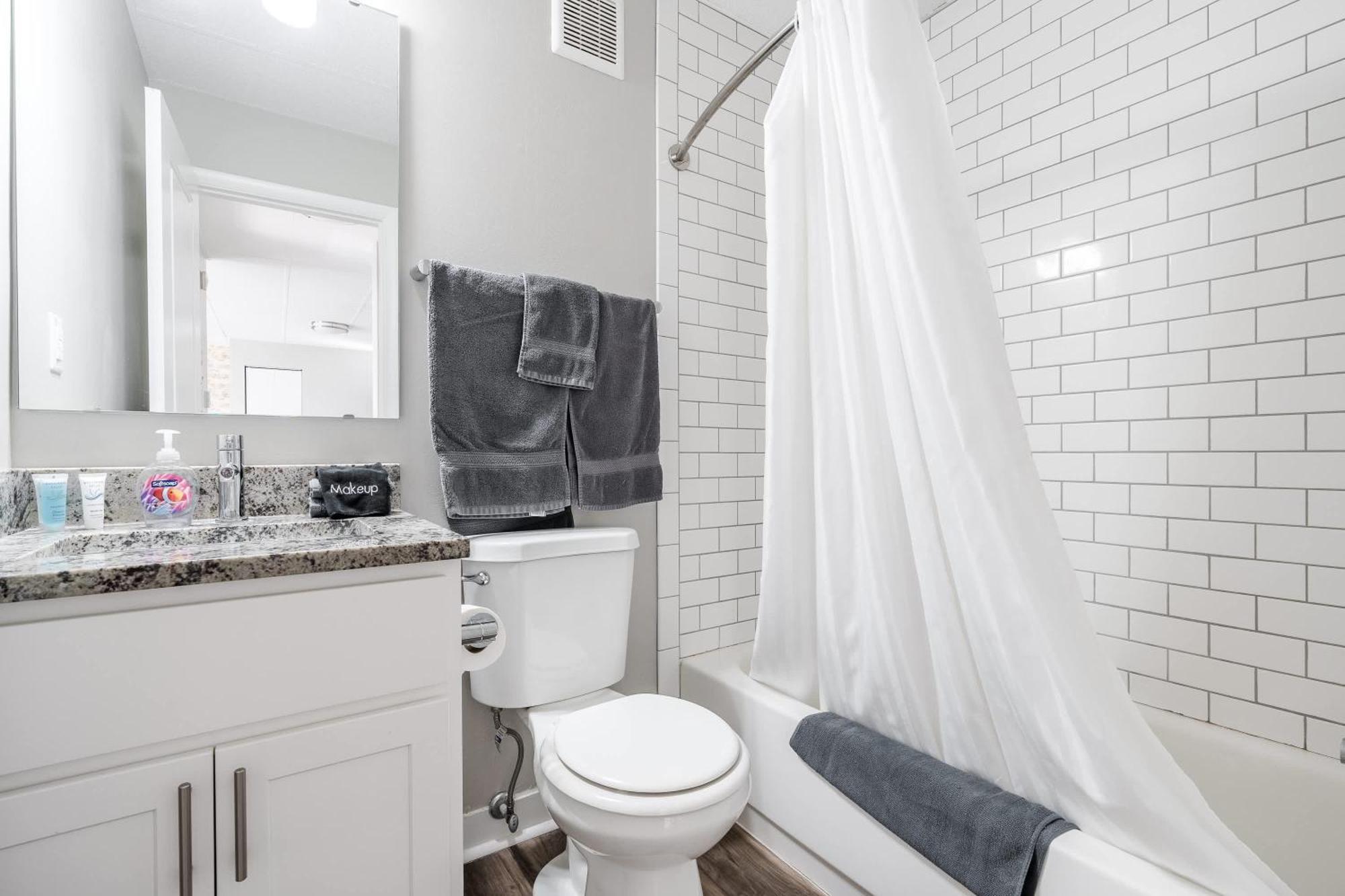 Modern Mass Ave 1Br Apartment With Kitchen อินเดียนาโพลิส ภายนอก รูปภาพ