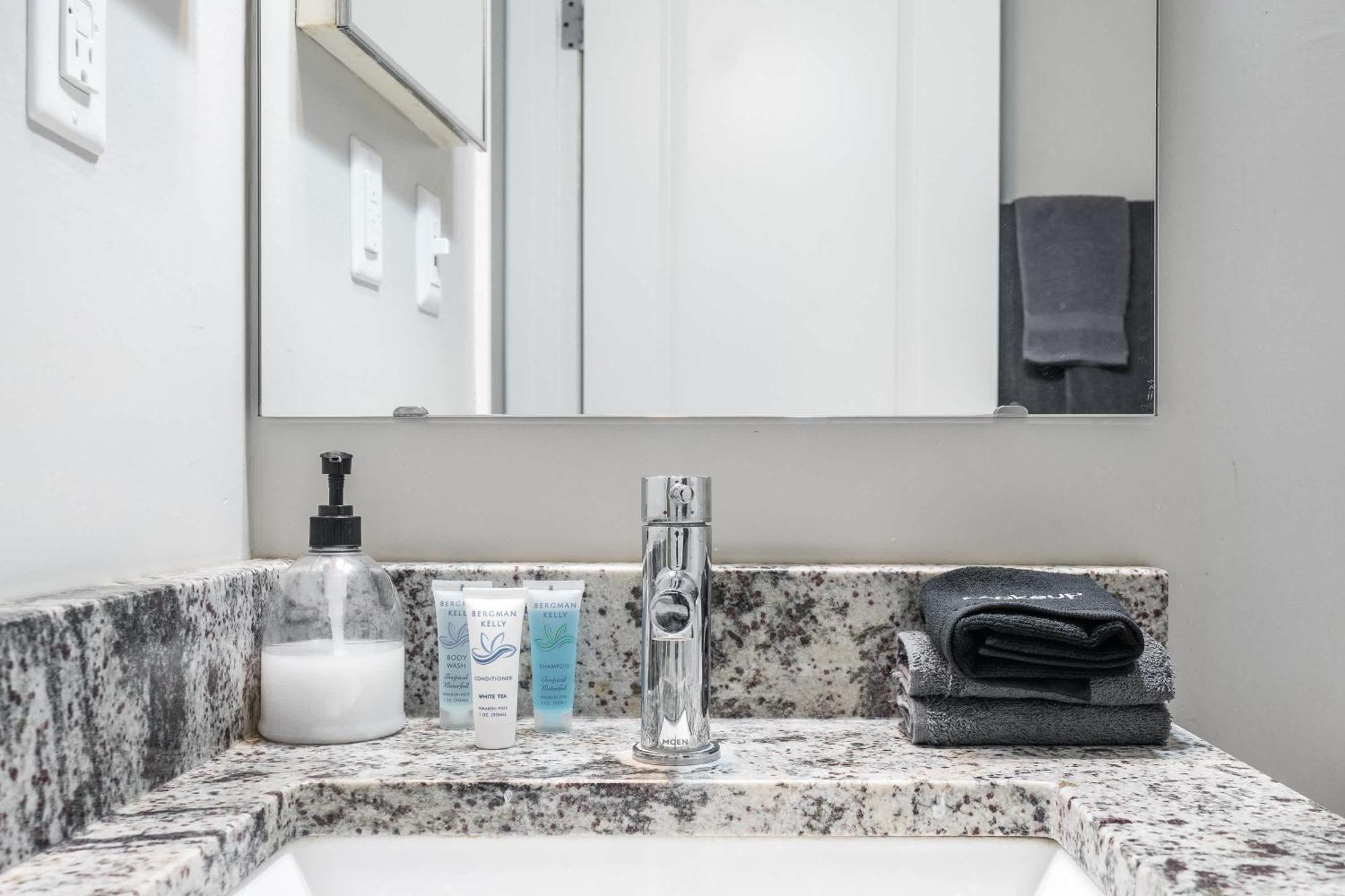 Modern Mass Ave 1Br Apartment With Kitchen อินเดียนาโพลิส ภายนอก รูปภาพ