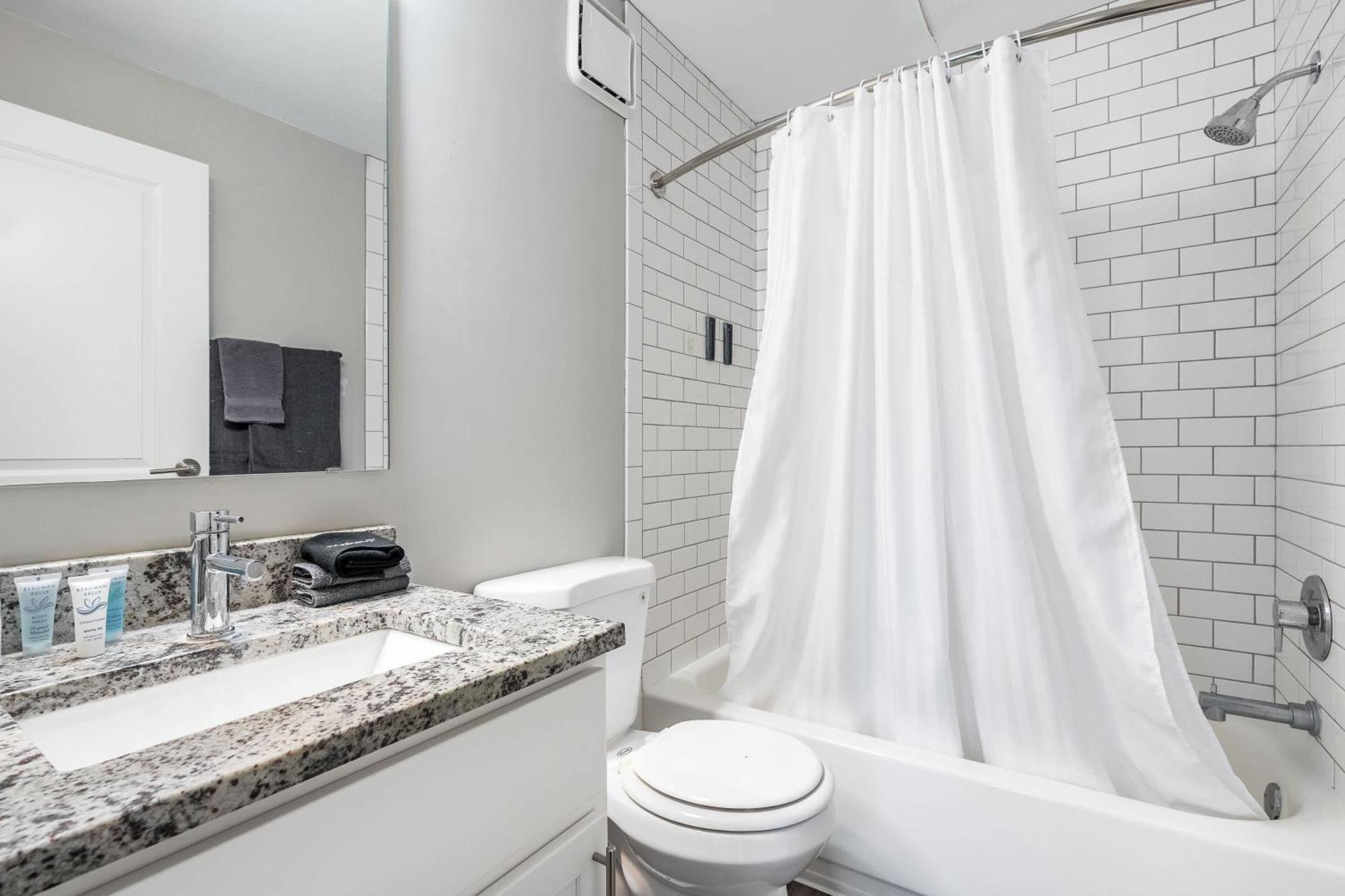 Modern Mass Ave 1Br Apartment With Kitchen อินเดียนาโพลิส ภายนอก รูปภาพ
